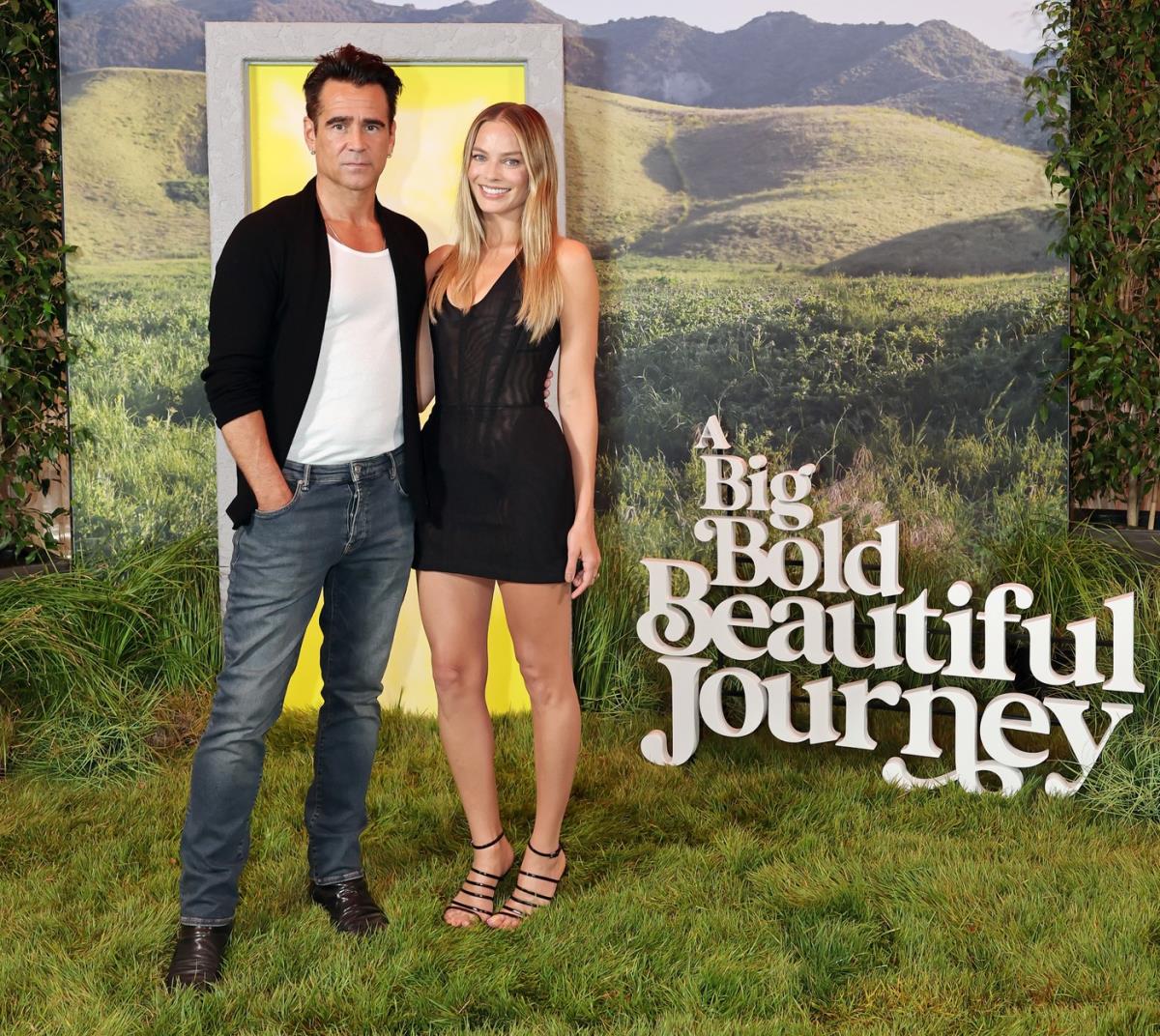 Margo Robi u crnoj haljini na crvenom tepihu u Los Anđelesu.