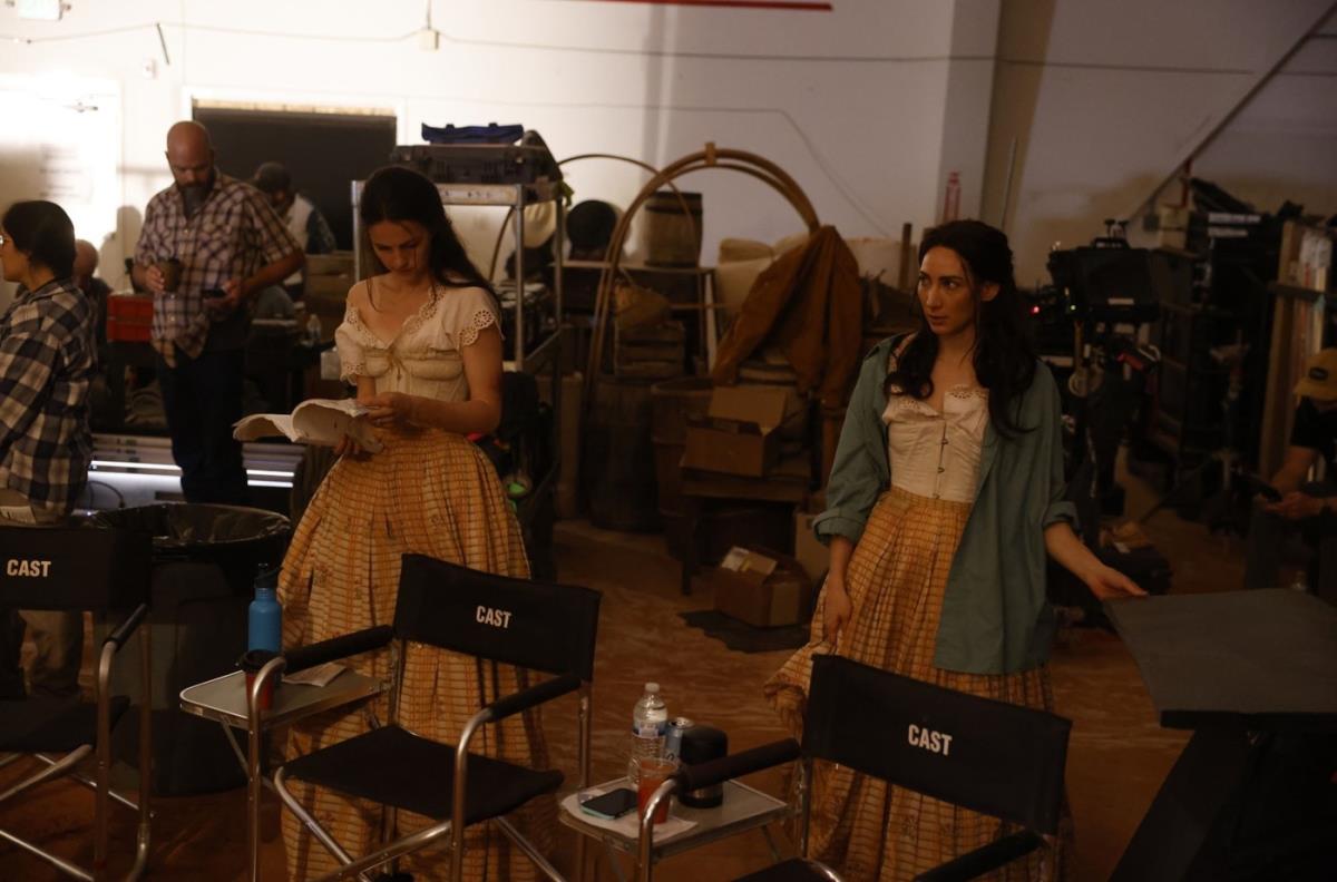 Devyn LaBella u ulozi kaskaderke tokom snimanja.