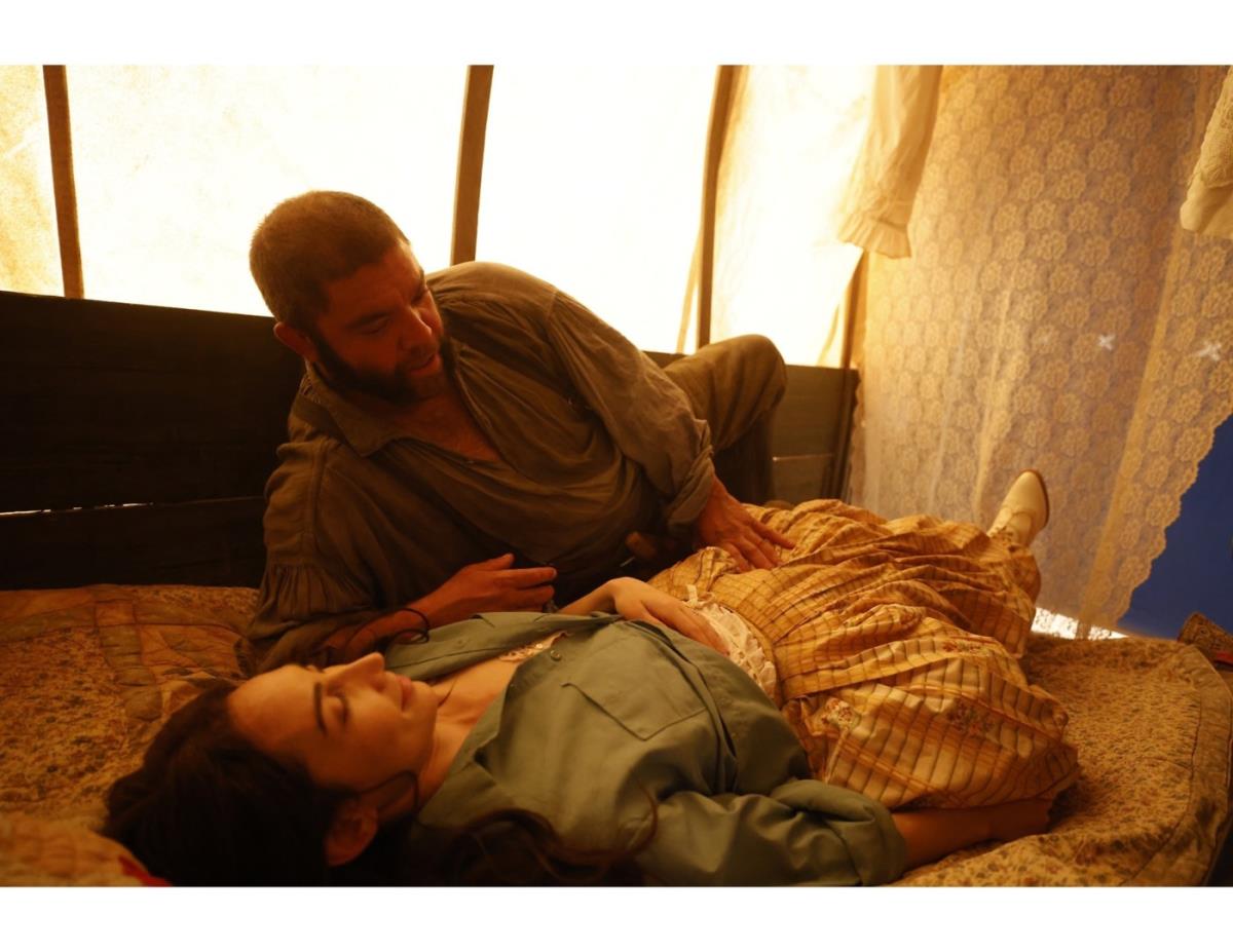 Fotografije iza scene koje Costner koristi kao dokaz na sudu.