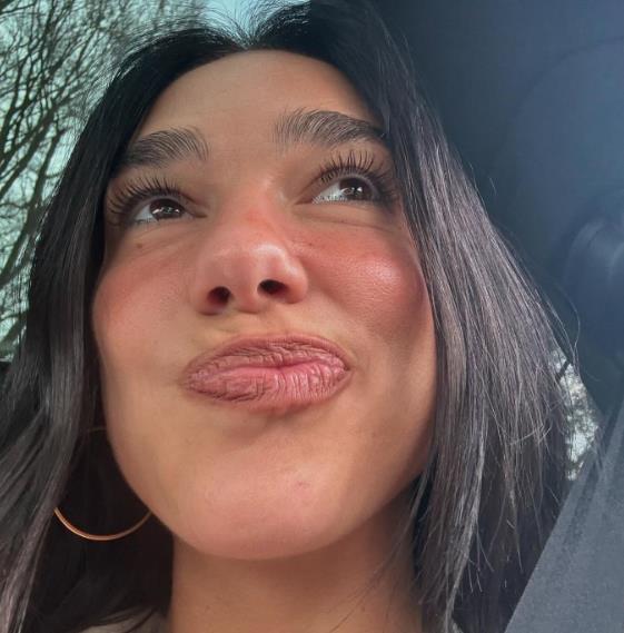 Dua Lipa selfi izbliza.jpg