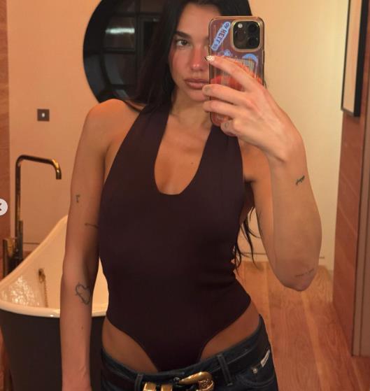 Dua Lipa u kupatilu pravi selfi.jpg