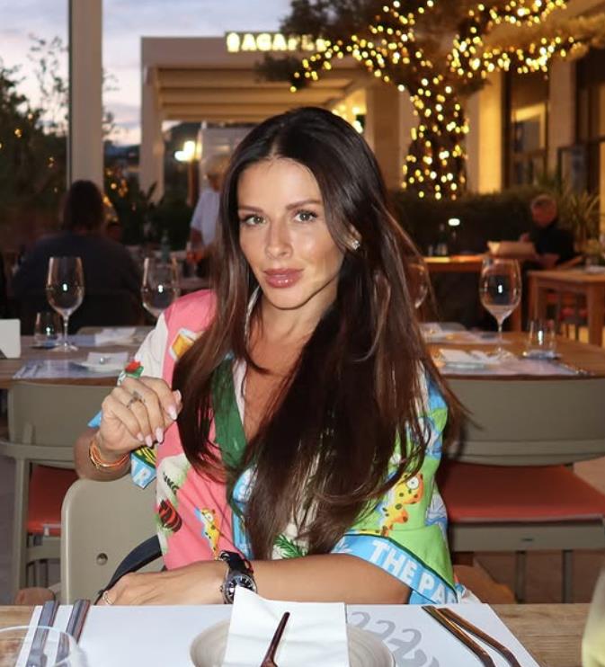 Ana Sević na moru u restoranu