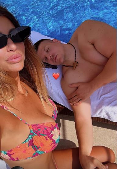 Jelena Radanović pokazala telo u bikiniju dok Sloba spava pored nje