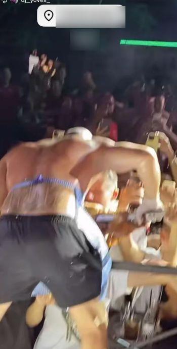 Dragomir Despić Desingerica jede pečeno jagnje na bini