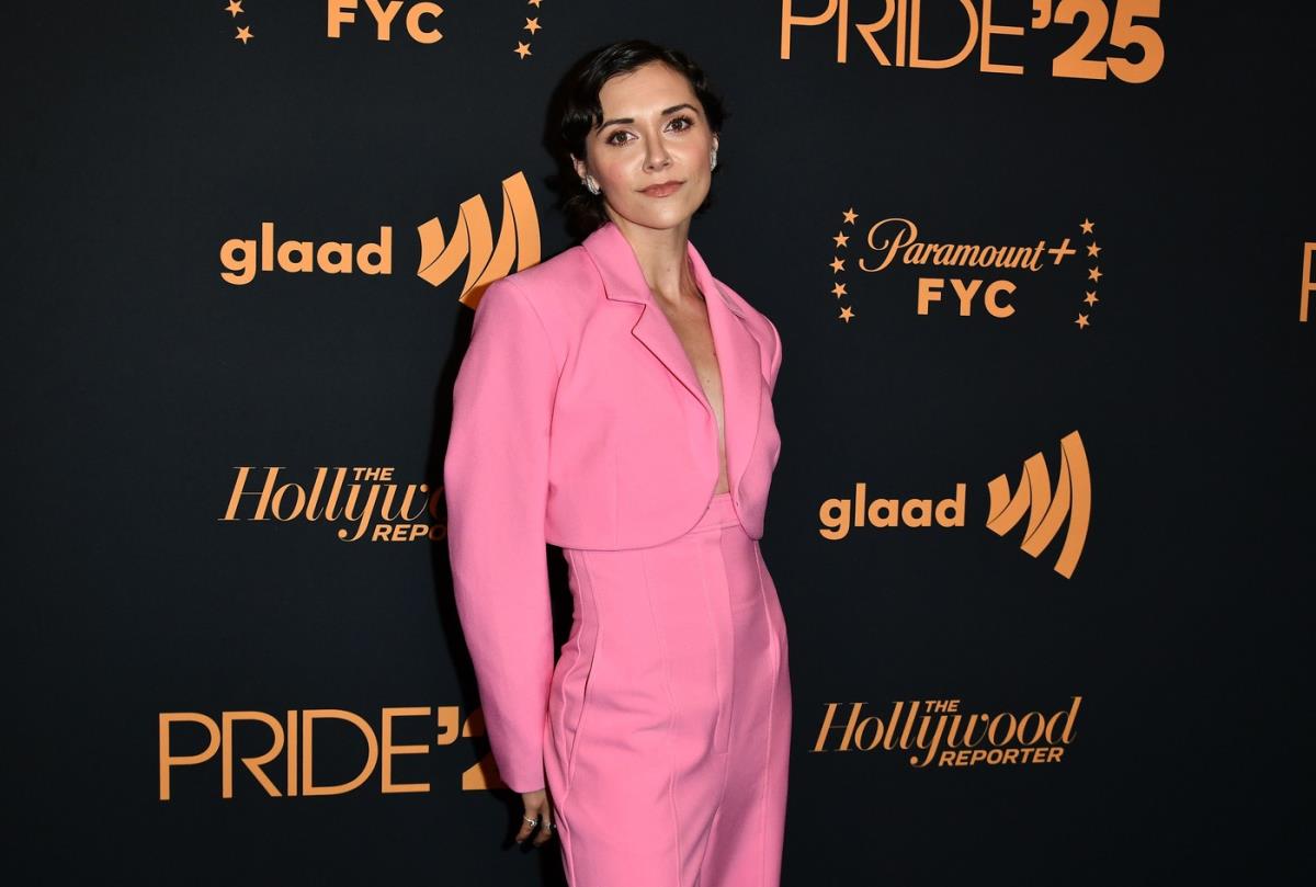 Alison Stoner u rozom kompletu