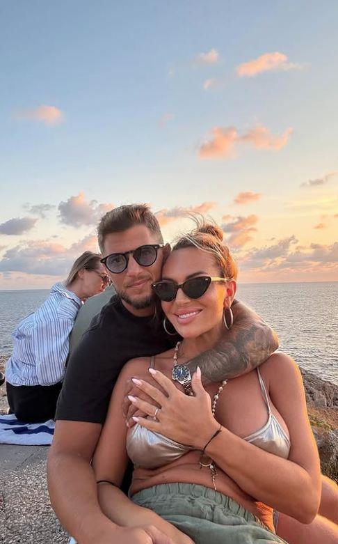 Iva Bojanović, verenica pevača Joce Stefanovića, pozira na obali mora