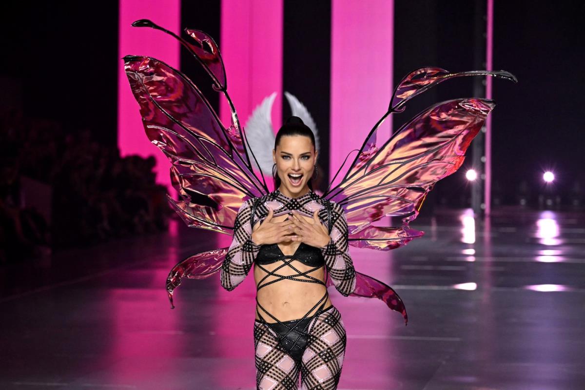 Adriana Lima ponovo na pisti Victoria Secret nakon 3 porođaja