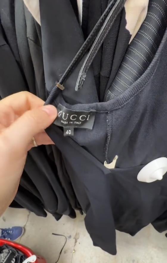 Vintage Gucci haljina sa dubokim izrezom i kožnim naramenicama