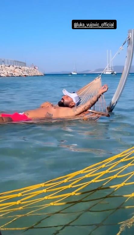 Aneli Ahmić sa Lukom Vujovićem na moru