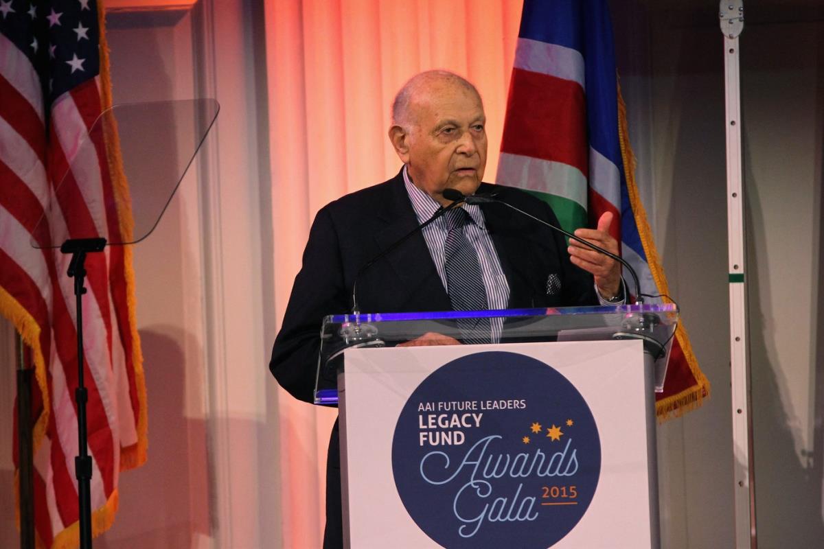 Moris Templsmen za govornicom