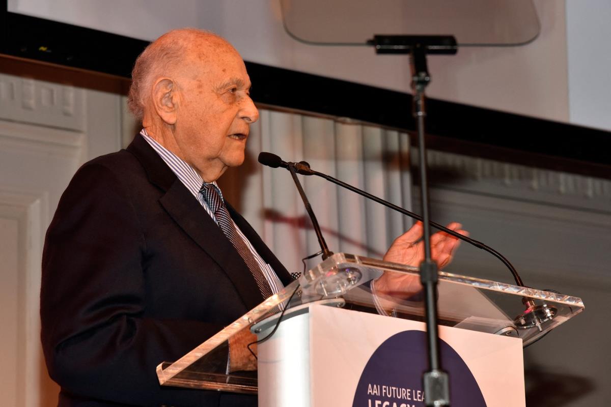 Moris Templsmen za govornicom