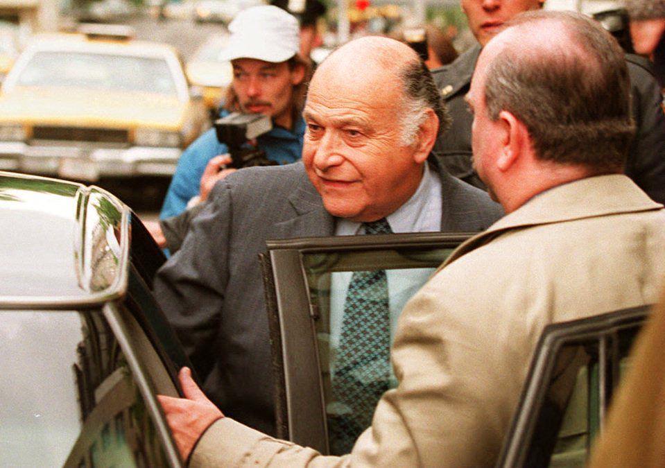 Moris Templsmen ulazi u kola, sklanja se od paparaca