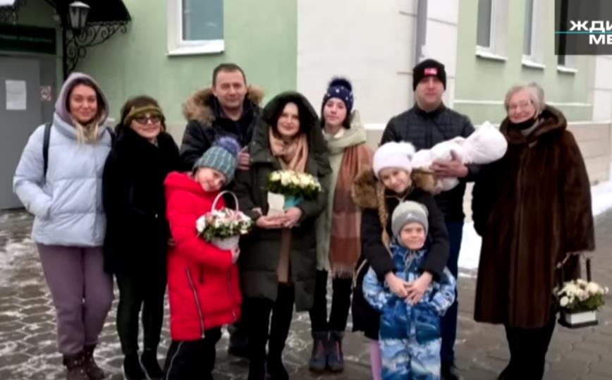 Olga sa porodicom na okupu.jpg