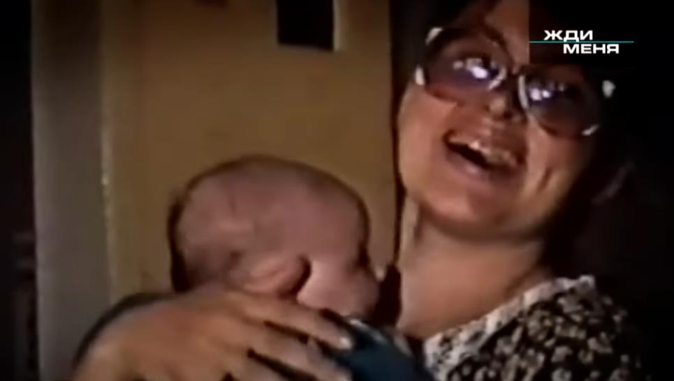 Olga Sineljnikova sa bebom u naručju.jpg