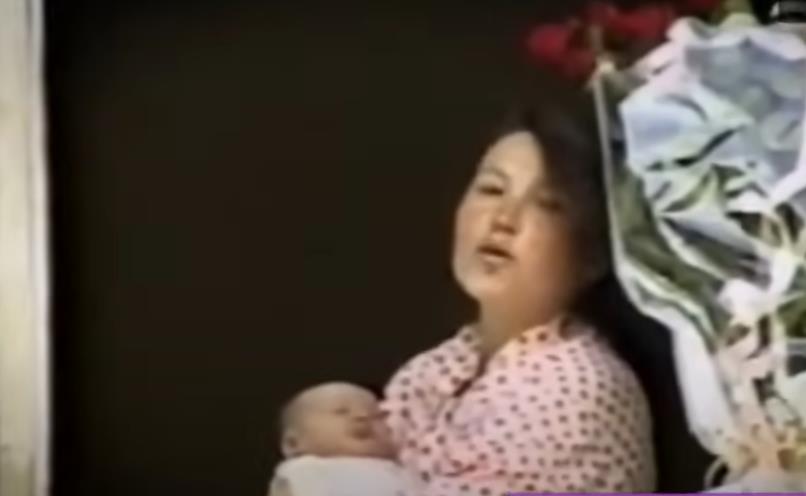 Olga Sineljnikova sa bebom u naručju.jpg