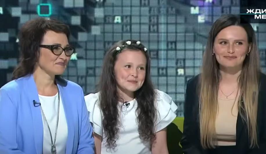 Olga Sineljnikova sa porodicom u emisiji Čekaj me.jpg