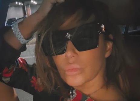 Ana Nikolić u kolima peva Raletu