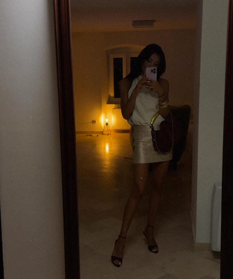 Dragana Mićalović pozira u zlatnom miniću