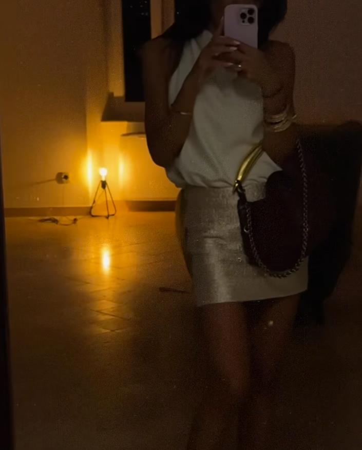 Dragana Mićalović pozira u zlatnom miniću