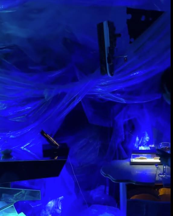 Plavi podovi u stanu imitiraju okean.