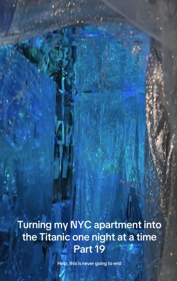 Plavi podovi u stanu imitiraju okean.