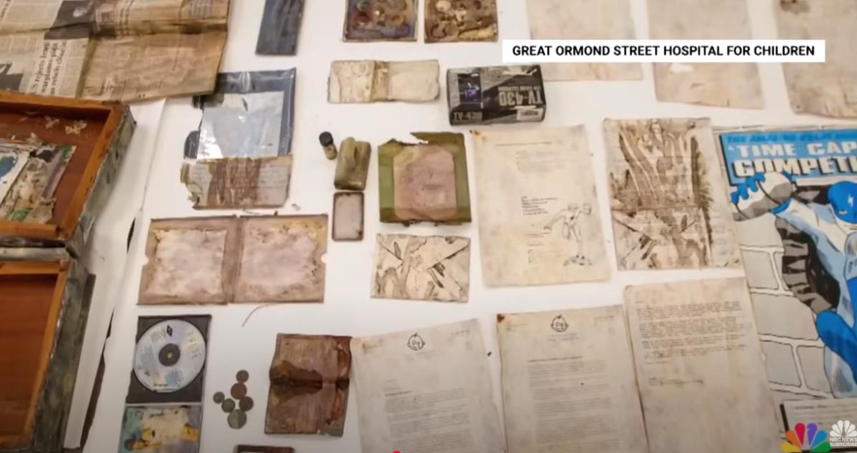 Predmeti iz vremenske kapsule princeze Dajane.jpg