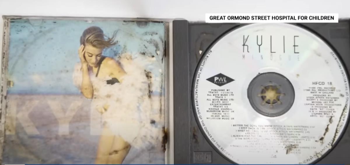 Predmeti iz vremenske kapsule princeze Dajane.jpg