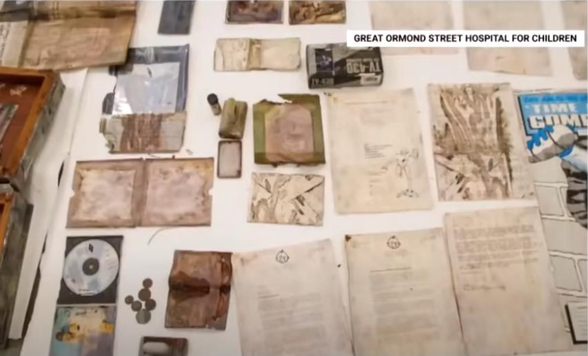 Predmeti iz vremenske kapsule princeze Dajane.jpg