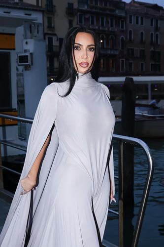 Kim Kardašijan na mostu u Veneciji u futurističkom izdanju