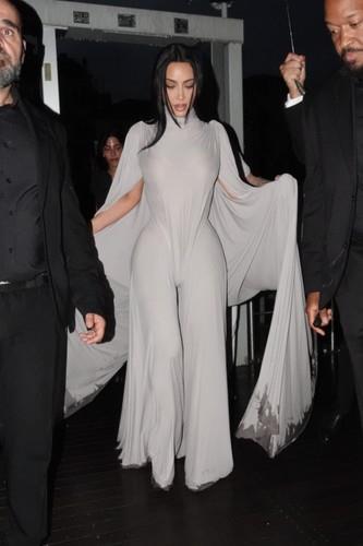 Kim Kardašijan na mostu u Veneciji u futurističkom izdanju