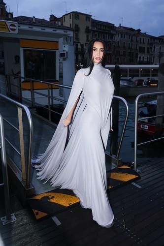 Kim Kardašijan na mostu u Veneciji u futurističkom izdanju