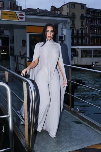 Kim Kardašijan na mostu u Veneciji u futurističkom izdanju