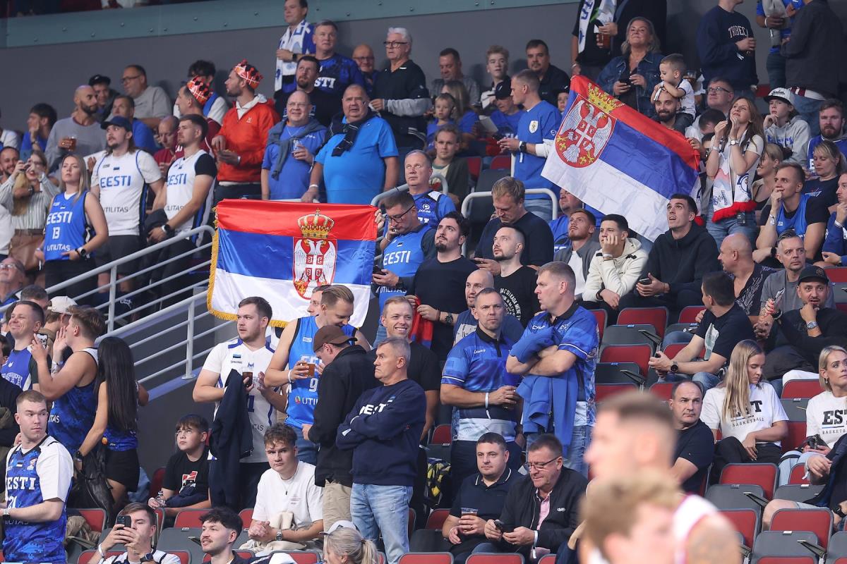 Navijači Srbije i navijači Estonije na Eurobasketu 2025