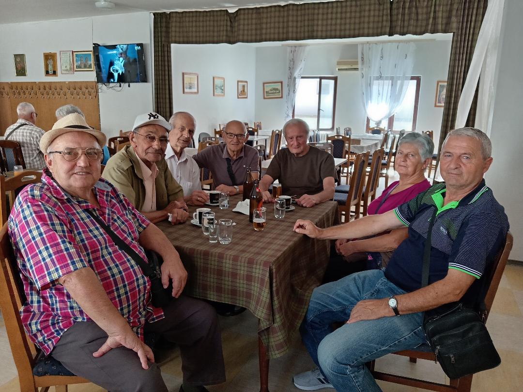 Penzioneri Kruševca na druženju.jpg