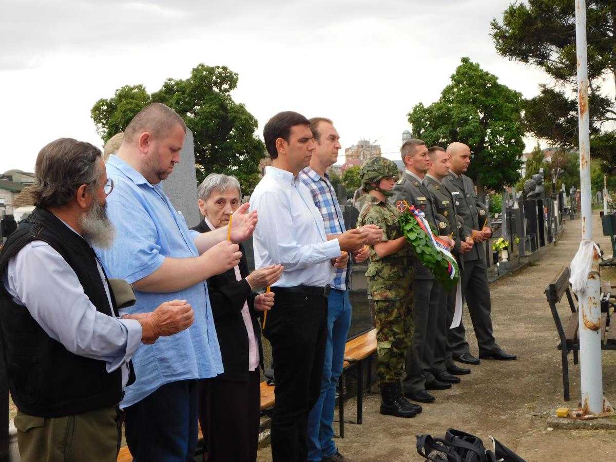 LOZNICA - Na gradskom groblju.JPG