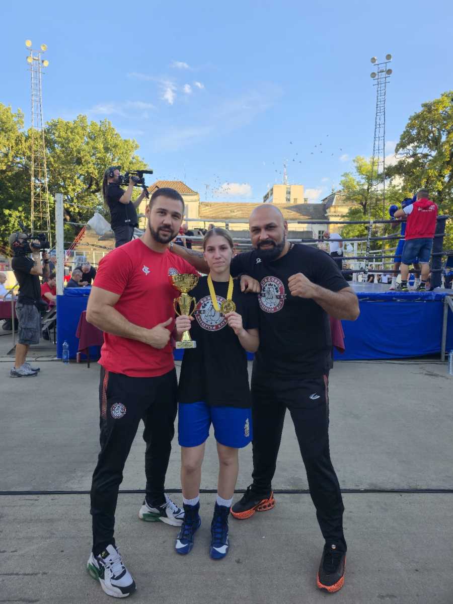 Nikolina Džida sa peharom