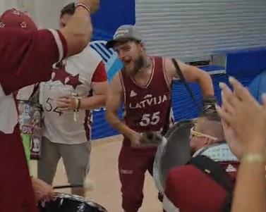 Navijači Letonije 2.jpg