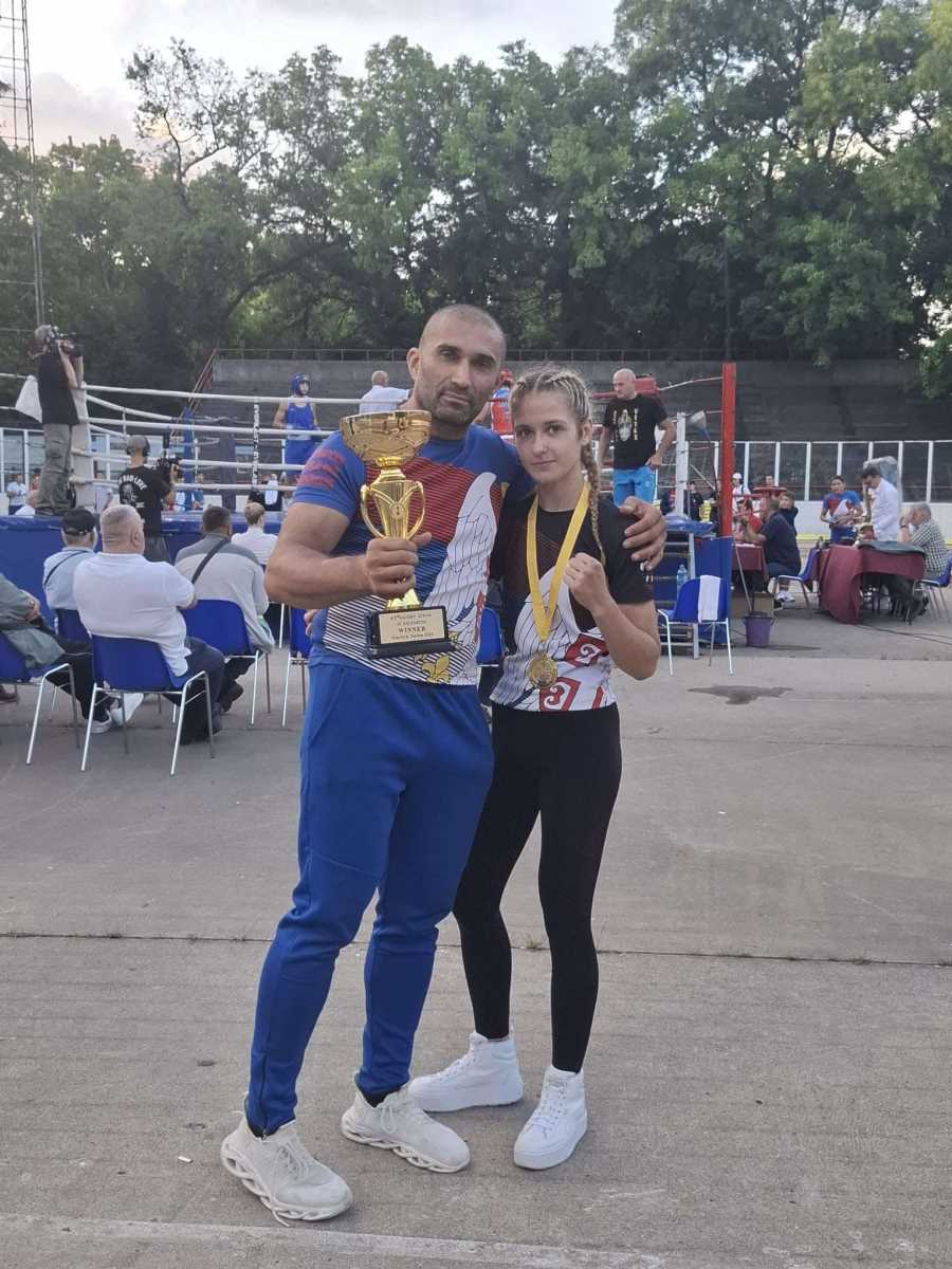 Melinda Utaši sa trenerom i peharom