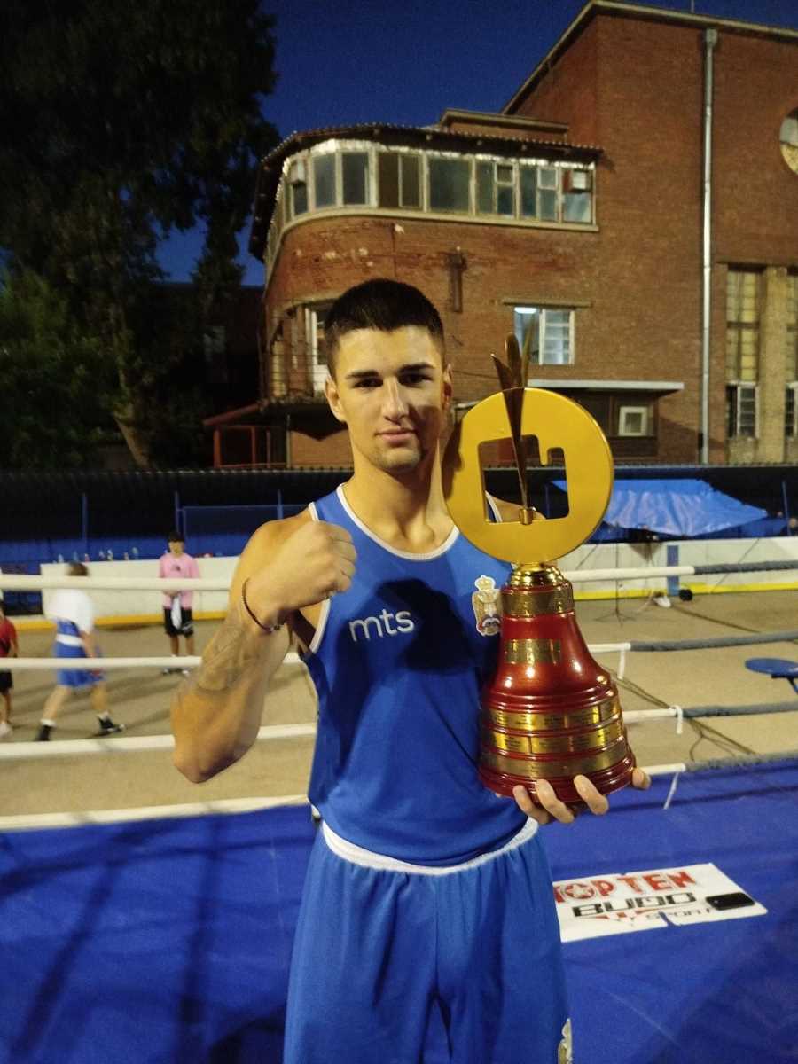 Đorđe Đorić sa peharom