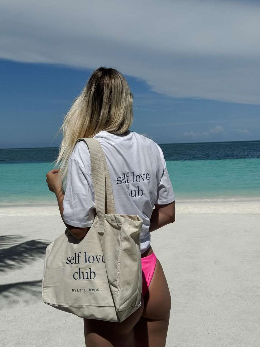 Eva Pavlović Mori na plaži