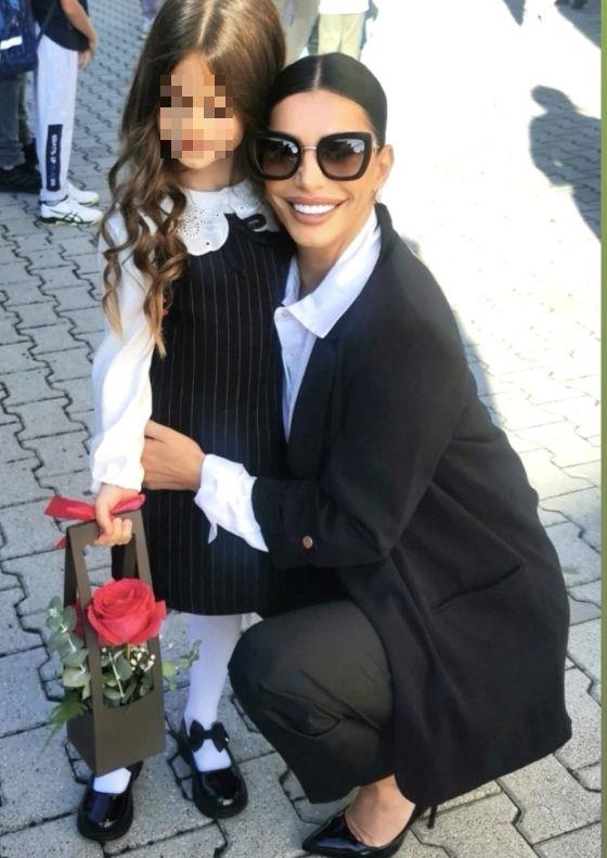 Aleksandra Nikolić sa ćerkom prvog dana škole