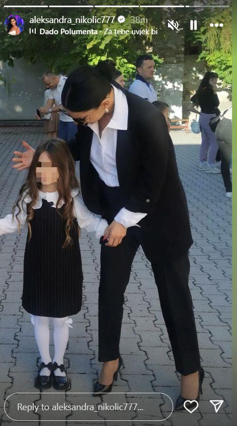 Aleksandra Nikolić sa ćerkom prvog dana škole