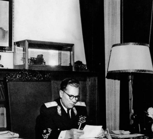 Ivan Bersenjev  kao Josip Broz Tito u filmu U planinama Jugoslavije