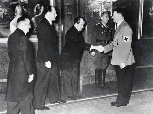 Ferdinand Porše u društvu Adolfa Hitlera na predstavljanju Volkswagen Bube