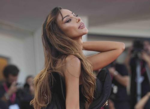 Madalina Dijana Genea u crnoj baršunastoj haljini sa zlatnim detaljima na Venecijanskom filmskom festivalu 2025