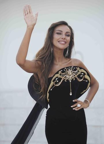 Madalina Dijana Genea u crnoj baršunastoj haljini sa zlatnim detaljima na Venecijanskom filmskom festivalu 2025