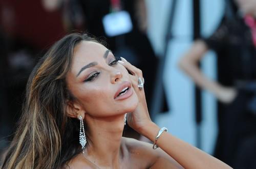 Madalina Dijana Genea u crnoj baršunastoj haljini sa zlatnim detaljima na Venecijanskom filmskom festivalu 2025