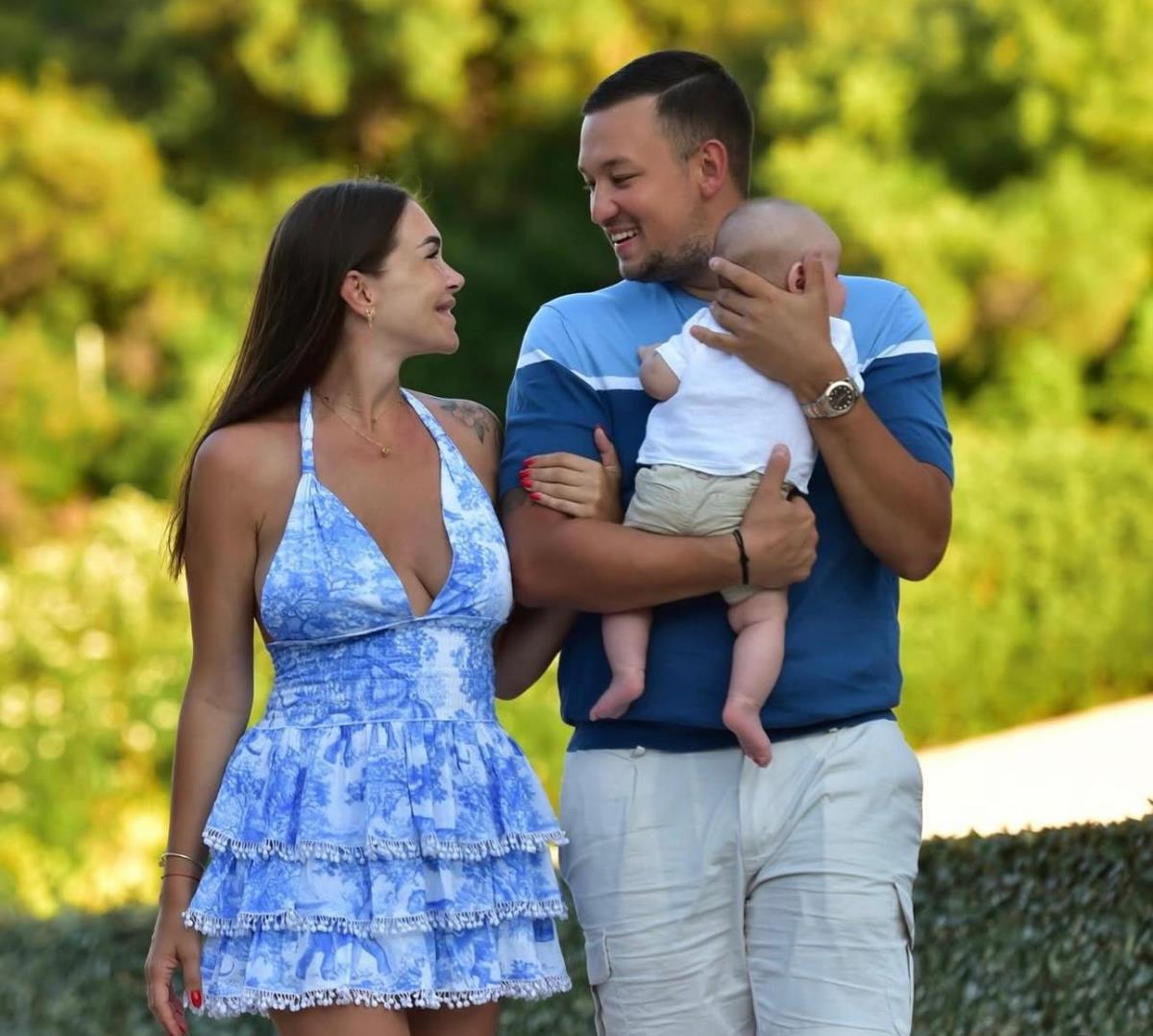 Uroš Živković sa suprugom i sinom