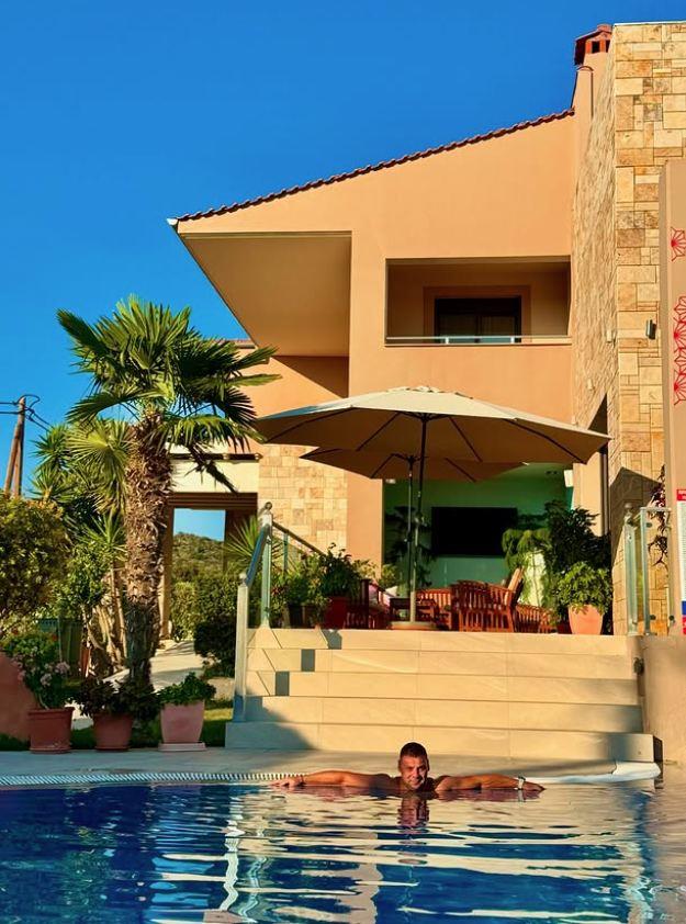 Darko Filipović uživa u bazenu