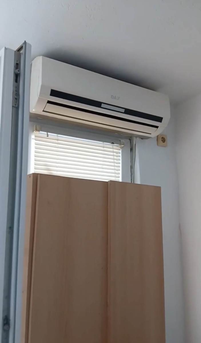 Orman ispred prozora u Smeštaju u Crnoj Gori